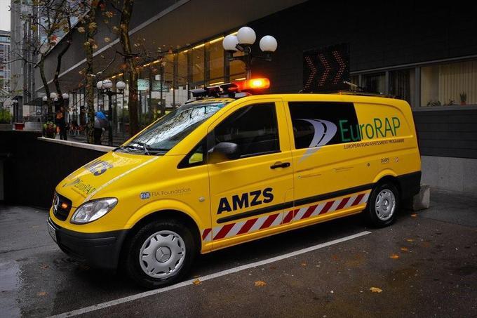 Kombi AMZS za analizo slovenskega cestnega omrežja. Večina državnih glavnih in regionalnih cest je bila varnostno spornih. | Foto: AMZS