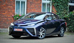 Toyota mirai – za futuristični izlet v prihodnost je dovolj 5 kilogramov vodika