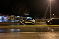 Policisti oboroženi in v neprebojnih jopičih iščejo roparja