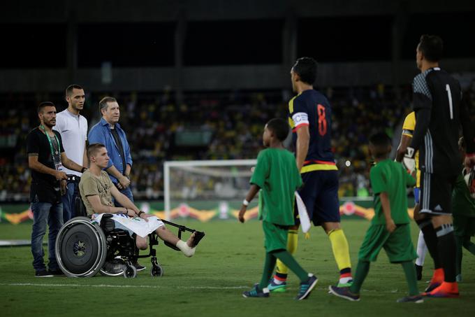 Preživeli igralci moštva Chapecoense Jackson Follmann, Alan Ruschel, Neto in novinar Rafael Henzel januarja 2017 pred prijateljsko tekmo med Brazilijo in Kolumbijo. | Foto: Reuters