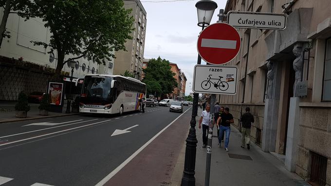 Avtomobili prihajajo le iz ene smeri, kolesarji pa vozijo tudi v drugo. Opozorilo na tem mestu predvsem peščem, ki morajo pred prečkanjem ceste preveriti obe smeri ceste. | Foto: Gregor Pavšič