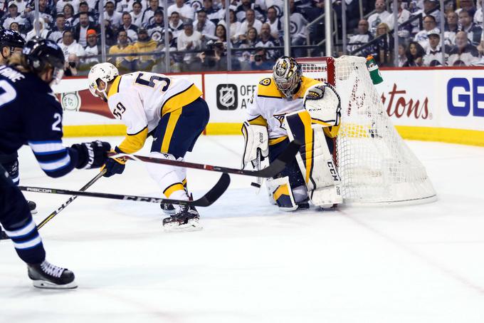 Vratar Pekka Rinne je bil z 32 obrambami eden ključnih členov za zmago Nashvilla nad Winnipegom in izenačenje serije na 2:2 v zmagah. | Foto: Reuters