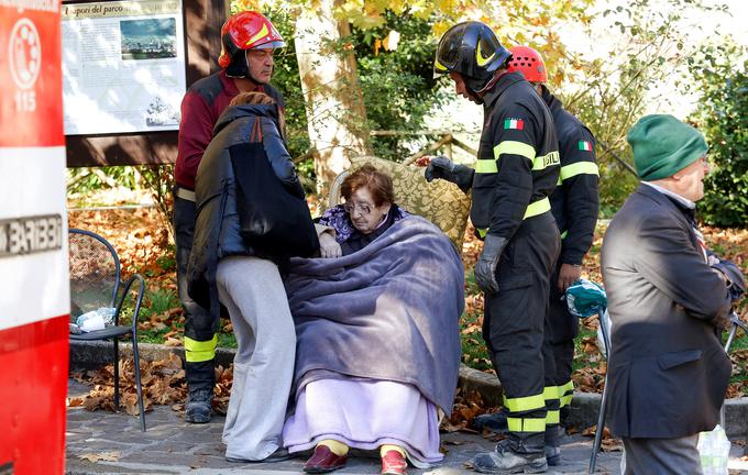 Več deset ljudi je bilo poškodovanih. | Foto: Reuters