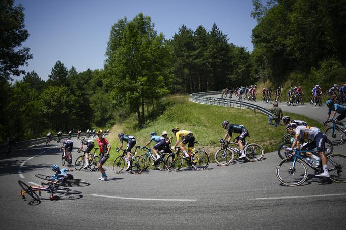 Tadej Pogačar se je uspešno izmikal vsem nevarnostim, na tem spustu sta pred njim padla Španca Bilbao in Izagirre. | Foto: Guliverimage/Vladimir Fedorenko