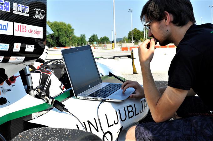 Delo z računalnikom je nepogrešljivo. Matej Lovrič, vodja električnega dela te formule, sicer pa študent 1. letnika magisterija na Fakulteti za elektrotehniko Univerze v Ljubljani.   | Foto: Gregor Pavšič