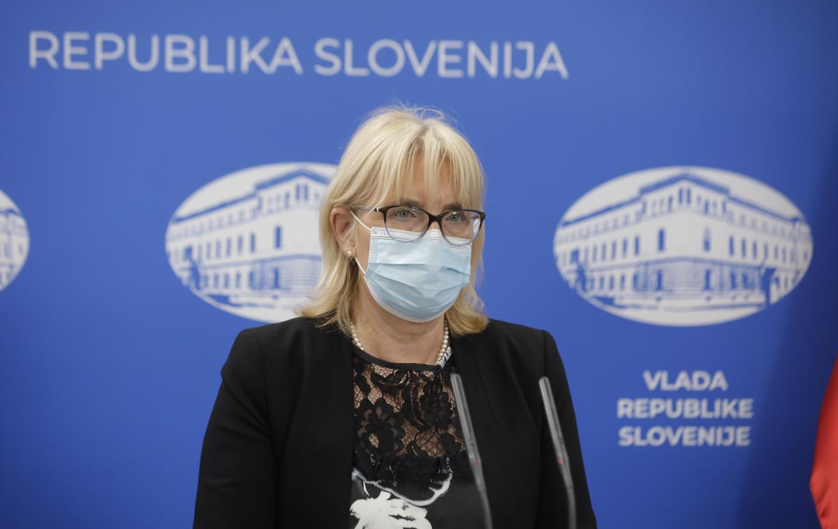 Ada Hočevar Grom | "V Sloveniji se bomo v prihodnosti srečali z dolgoročnimi posledicami pandemije tudi zaradi vpliva na slabši življenjski slog. Pričakujemo lahko porast kroničnih nenalezljivih bolezni in naraščanje družbenih neenakosti," je na novinarski konferenci dejala Ana Hočevar Grom z NIJZ. | Foto STA