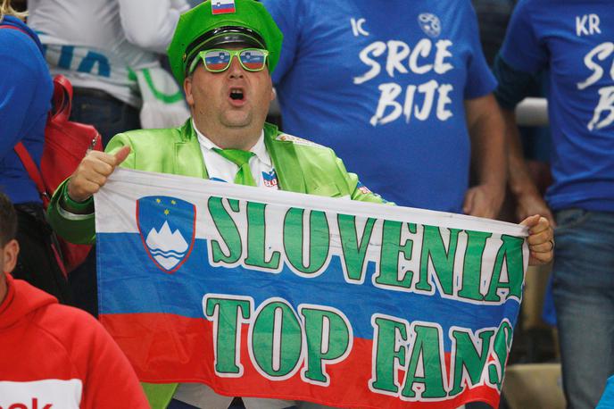 Slovenija Navijač Makedonija | Slovenska nogometna reprezentanca se bo v primeru treh zaporednih zmag do konca kvalifikacij uvrstila na Euro 2020. | Foto Reuters