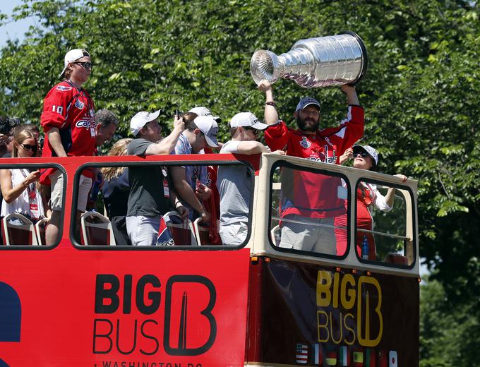 MVP končnice, kapetan Washington Capitals Aleksander Ovečkin je takole ponosno poziral s Stanleyjevim pokalom. | Foto: Getty Images