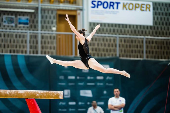 gimnastika, Koper, svetovni pokal, 2. dan, Tjaša Kysselef | Tjaša Kysselef je drugi dan kvalifikacij domačega svetovnega pokala na Obali na gredi prikazala soliden nastop in si pritelovadila še drugi finale koprskega tekmovanja.  | Foto Grega Valančič/Sportida