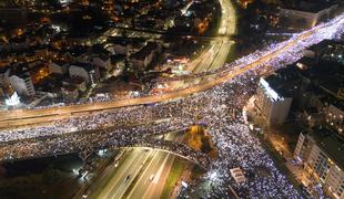 Blokada Autokomande: protestniki igrali košarko, plesali kolo, pekli odojka in prenočili v šotorih #foto #video