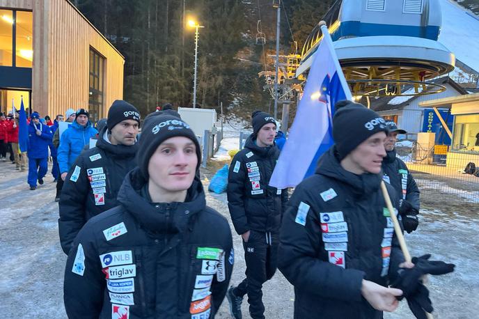 Kulm, odprtje SP v poletih, slovenska reprezentanca | Peter Prevc ima za seboj spodbudno sezono in je enajsti skakalec zime. Na SP v Kulmu bo moral prevzeti vodilno vlogo v reprezentanci, na slavnostnem odprtju je že nosil slovensko zastavo.  | Foto Smučarska zveza Slovenije