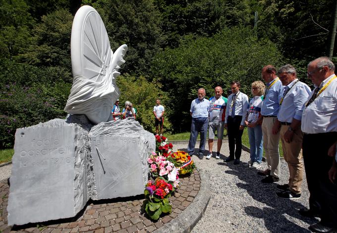 Casartelliju so se včeraj z obiskom njegovega spomenika poklonili tudi predsednik Mednarodne kolesarske zveze David Lappartient, direktor Dirke po Franciji Christian Prudhomme in nekdanji zmagovalec Toura Bernard Thevenet. | Foto: Reuters