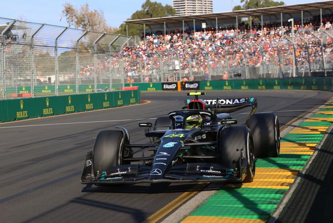 Pred mesecem in pol je Lewis Hamilton v Melbournu pridirkal na stopničke. | Foto: AP / Guliverimage