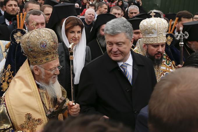 Januarja 2019 je v Istanbulu ekumenski patriarh Bartolomej I., ki velja za duhovnega očeta vseh pravoslavnih kristjanov navkljub nasprotovanju Moskovskega patriarhata, razglasil decembra 2018 ustanovljeno Pravoslavno cerkev Ukrajine za avtokefalno (samostojno oziroma neodvisno) pravoslavno cerkev. S tem so ukrajinski pravoslavni kristjani uradno osamosvojili od Ruske pravoslavne cerkve, katere del so bili od leta 1686. Na fotografiji januarja 2019 v Istanbulu: ekumenski patriarh Bartolomej I. (levo), takratni ukrajinski predsednik Petro Porošenko (na sredini) in metropolit Pravoslavne cerkve Ukrajine Epifanij (desno). | Foto: Guliverimage