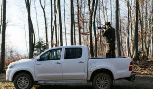 Z gozdarjema in Toyoto Hilux v globokem gozdnem objemu