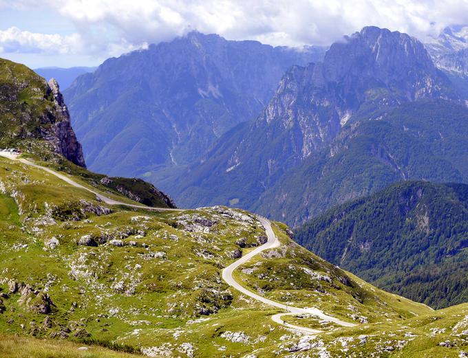 Makadamsko cesto proti vrhu so leta 1938 gradili Italijani, ki so želeli na vrhu postaviti topove in se tako braniti pred jugoslovansko vojsko. Gradil jo je bataljon L'Aquila. Med okrog 500 možmi, ki so jo gradili, in 50 kovači, ki so spotoma popravljali orodje, je bilo tudi precej domačinov. Ceste zaradi zime in začetka druge svetovne vojne niso dokončali do vrha in tudi topovi na vrhu zato niso nikoli zarohneli. 
Po drugi svetovni vojni so na tem območju snemali prvi del otroškega filma o Kekcu, med letoma 1994 in 2004 pa so cesto popolnoma asfaltirali. Danes je raj za rekreativne kolesarje, avtomobilske izletnike in pohodnike na Mangart, četrti najvišji (Triglav, Škrlatica, italijanski Montaž) vrh Julijskih Alp.  | Foto: Gregor Pavšič