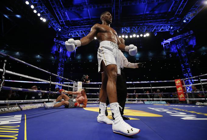 Anthony Joshua je bil včeraj perspektivni mladenič, ki mu je naslov prvaka padel v naročje. Danes je polnokrvni boksarski šampion, ki lahko v kratkem popolnoma zagospodari težki kategoriji.  | Foto: Reuters