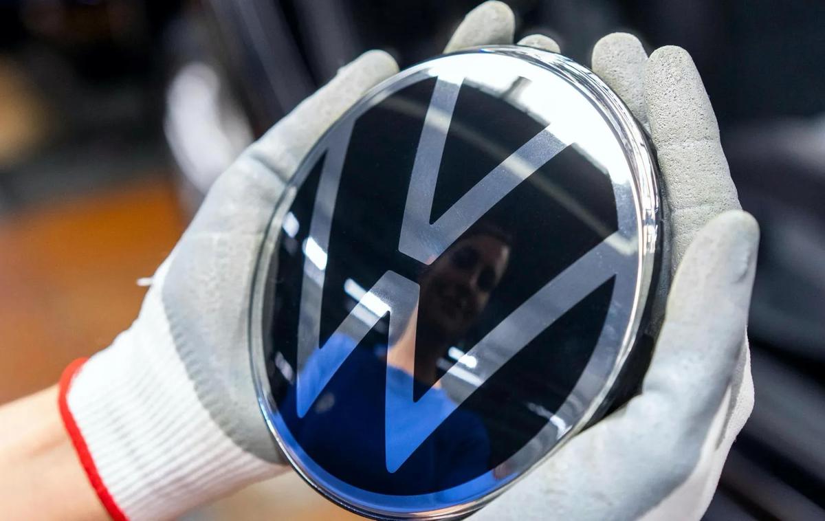 Volkswagen logo | Med desetimi najbolj zadolženimi podjetji na svetu je kar pet avtomobilistov, na samem vrhu pa je skupina Volkswagen. | Foto Reuters