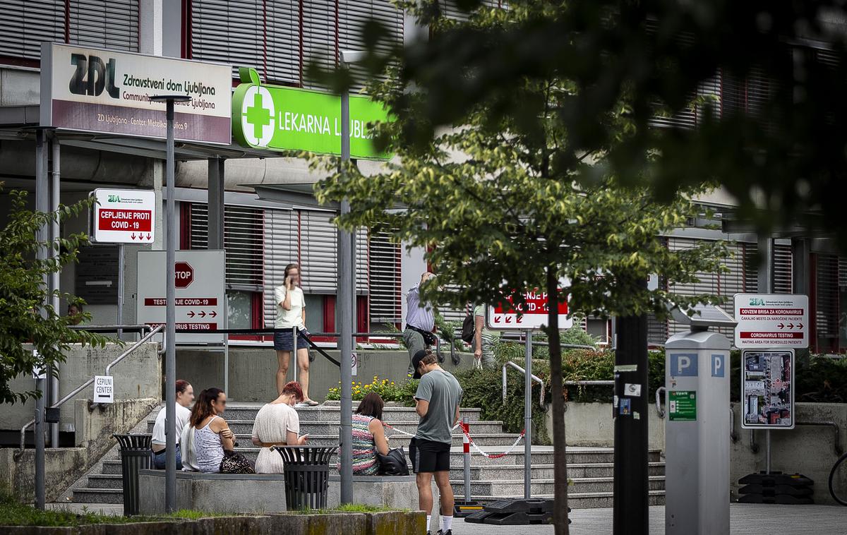 Zdravstveni dom Ljubljana | Prost dostop do cepljenja pomeni, da oseba pride na cepilno mesto in počaka, da pride na vrsto. Če želi biti oseba cepljena na termin brez čakanja, se na cepljenje še vedno lahko prijavi oziroma naroči. | Foto Ana Kovač