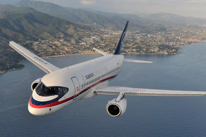 Sukhoi superjet | Zaradi pomanjkanja novih rezervnih delov so Rusi pričeli razstavljati tudi "svoje" letalo Sukhoi superjet 100. | Foto Sukhoi