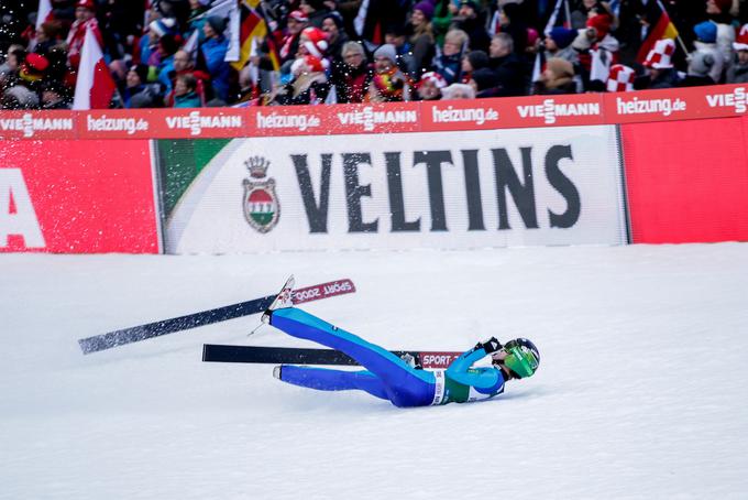 Pri padcu v Oberstdorfu si je poškodoval čevlje, nato pa poskusil z novimi, ki se niso obnesli. | Foto: Sportida