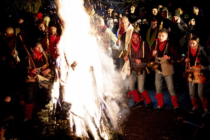 Kurentovega skoka se je udeležil tudi Dejan Zavec (tretji z desne).  | Foto: Ana Kovač