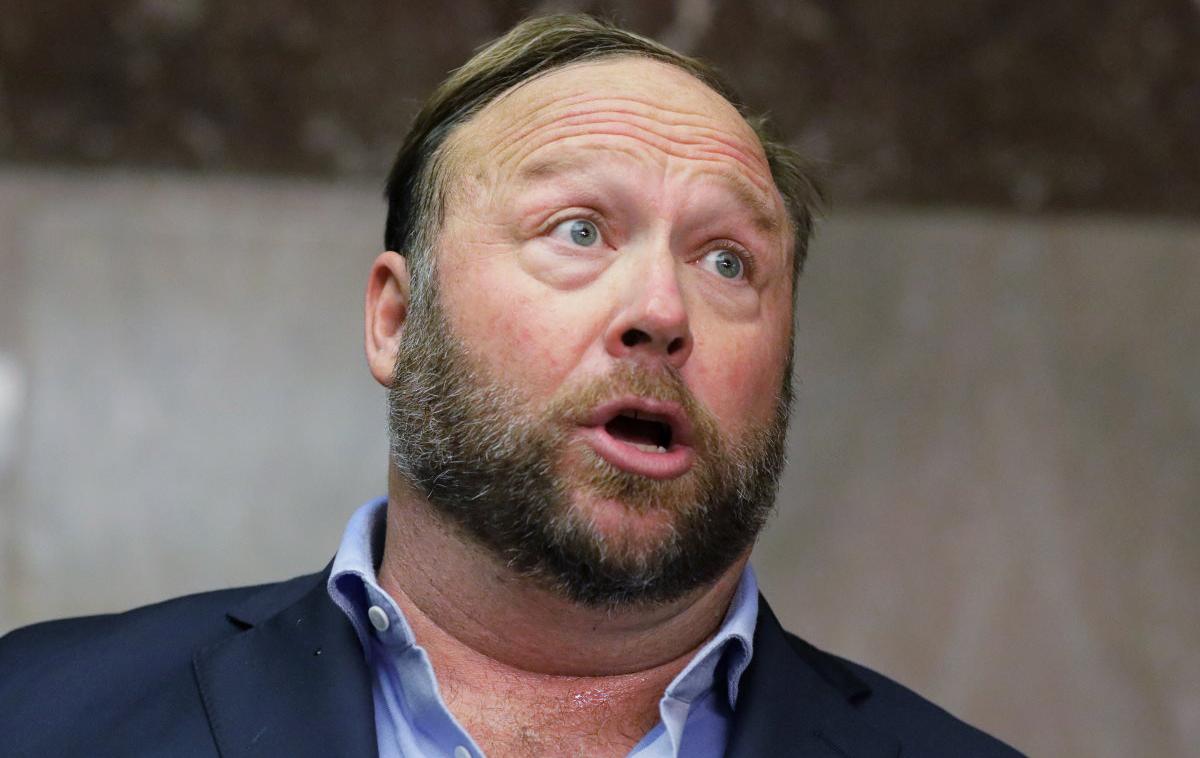 Alex Jones, Infowars | Kazen je Jonesa in njegova glasila pod znamko podjetja Free Speech Systems doletela, ker je po smrti 20 predšolskih otrok in šestih odraslih vztrajno ponavljal, da gre za prevaro in da so starši ubitih plačani igralci, ki želijo skupaj z demokrati Američanom odvzeti orožje. | Foto Reuters