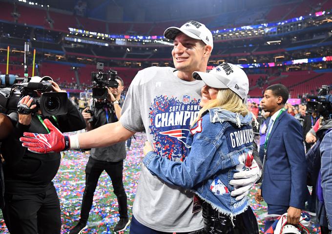  Rob Gronkowski je po devetih sezonah v NFL končal športno pot. Gronk je vso kariero igral pri New England Patriots in osvojil tri Super Bowle. Zadnjega februarja letos, ko se je tudi poslovil od svojih navijačev. | Foto: Reuters