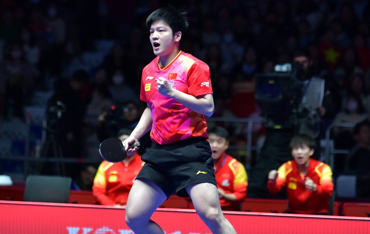 Fan Zhendong | Fan Zhendong in rojaki se veselijo novega naslova svetovnih prvakov. | Foto Guliverimage