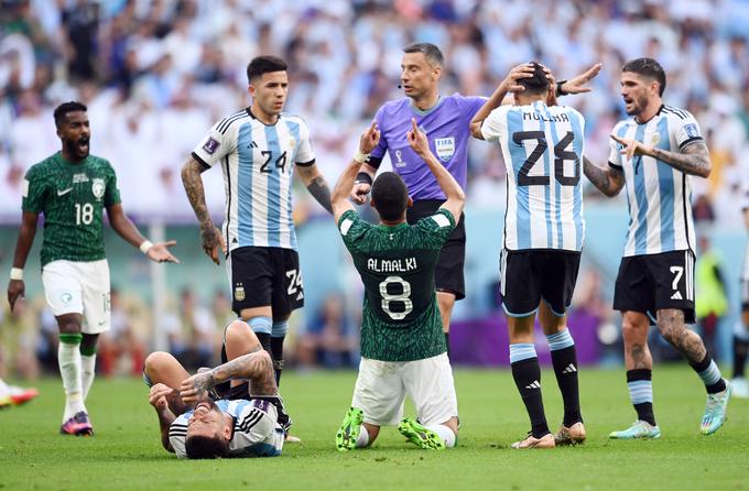 Na SP 2022 je sodil tudi na tekmi poznejših svetovnih prvakov Argentine in Savdske Arabije. Gavči so na tej tekmi doživeli edini poraz na tekmovanju.  | Foto: Reuters