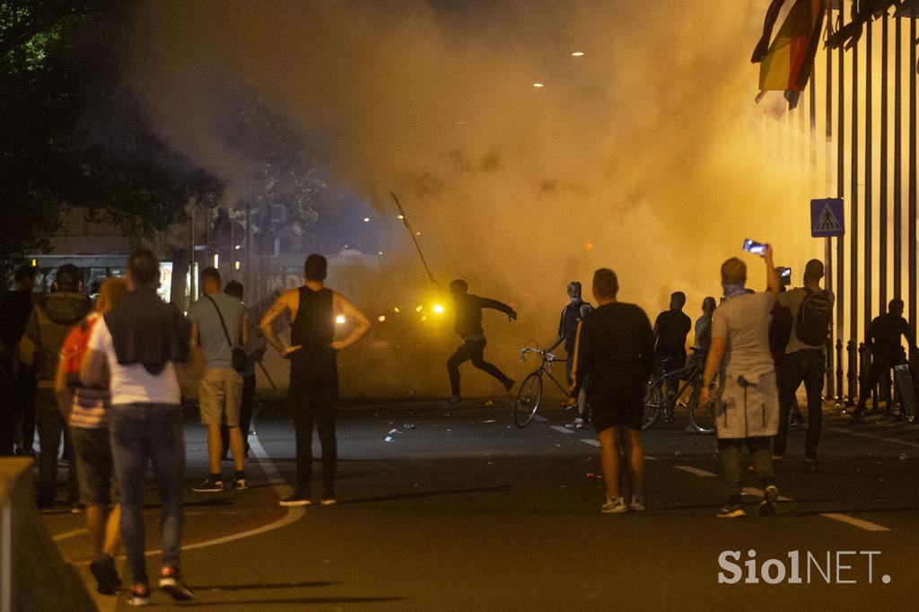 Nasilni protesti proti ukrepom vlade.