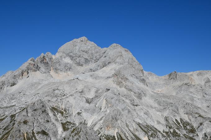 Pogled z vrha Tosca na Triglav s kočo Planika pred njim in Kredarico na desni | Foto: Matej Podgoršek