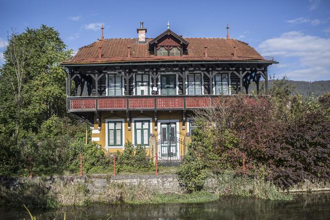 Hiša z zidanim rumenim pritličjem in lesenim nadstropjem, obdanim z dekorativnim balkonom, je kulturni spomenik lokalnega pomena. | Foto: 