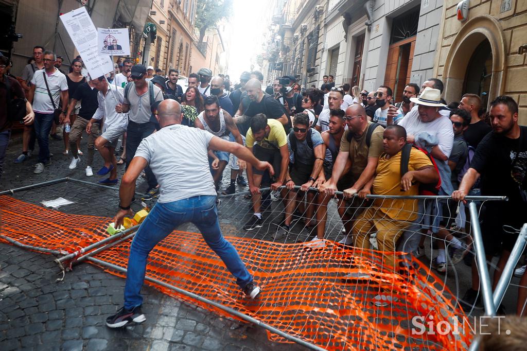 gostinci protest Rim covidna potrdila