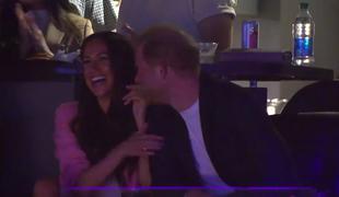 Neprijetno: Meghan pred polno dvorano zavrnila princa Harryja #video