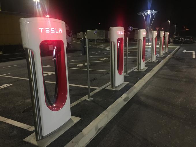 Tesla je v Sloveniji svoje hitre polnilnice, ki imajo za zdaj med vsemi na naših cestah največjo moč, skupaj s slovenskimi partnerji postavila na treh lokacijah (Kozina, Ljubljana, Maribor). | Foto: Gregor Pavšič