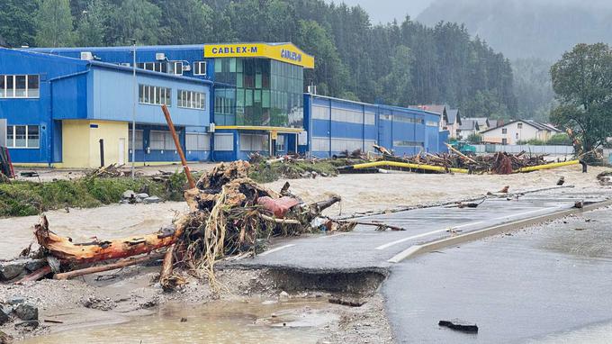 Župan upa, da bodo čim prej uspeli vzpostaviti most do desne strani reke Meže, da bodo podjetja, med drugim Cablex-M in Ferolin, lahko poskušala reševati, "kar se še rešiti da". | Foto: Matic Prevc/STA