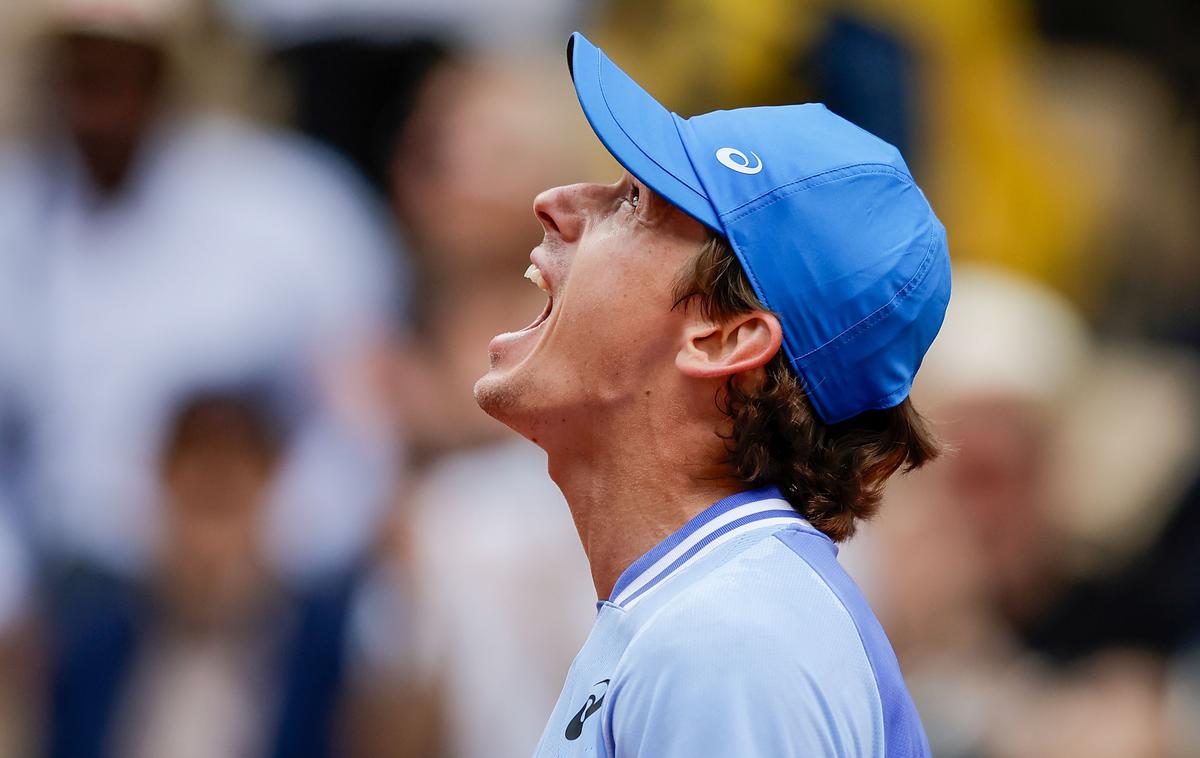 Alex de Minaur | Alex de Minaur na OP Francije piše teniško pravljico. Pri tem mu pomaga mladi navijač. | Foto Guliverimage