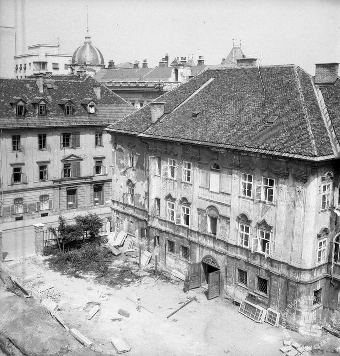 Ozadje hiše iz leta 1957. | Foto: Dušan Gostinčar, hrani: MNZS