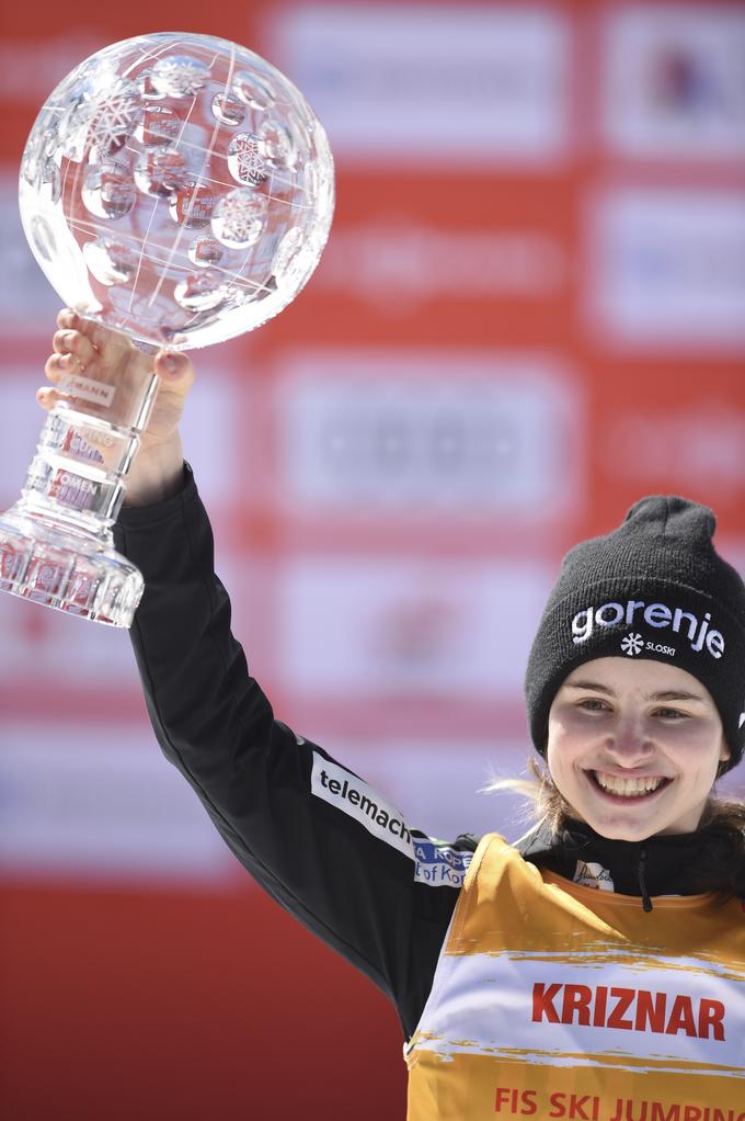 Križnarjeva je danes postala tudi prva slovenska smučarska skakalka z osvojenim velikim kristalnim globusom po Primožu Peterki in Petru Prevcu. | Foto: Guliverimage/Vladimir Fedorenko