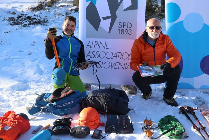 Strokovni sodelavec Planinske zveze Slovenije in gorski reševalec Matjaž Šerkezi ter načelnik Vodniške komisije PZS in inštruktor planinske vzgoje Franc Gričar sta danes na Krvavcu predstavila trenutne razmere v gorah, pasti, ki prežijo na njihove obiskovalce, in opremo, ki je v teh dneh za obisk gora obvezna. | Foto: Manca Ogrin