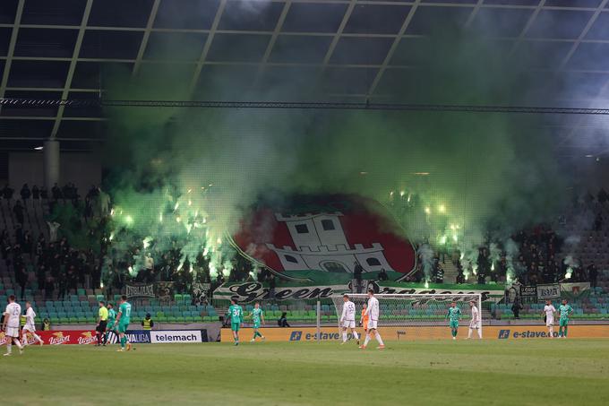 Tribune Stožic naj bi bile v nedeljo ob 15. uri prijetno polne. | Foto: www.alesfevzer.com