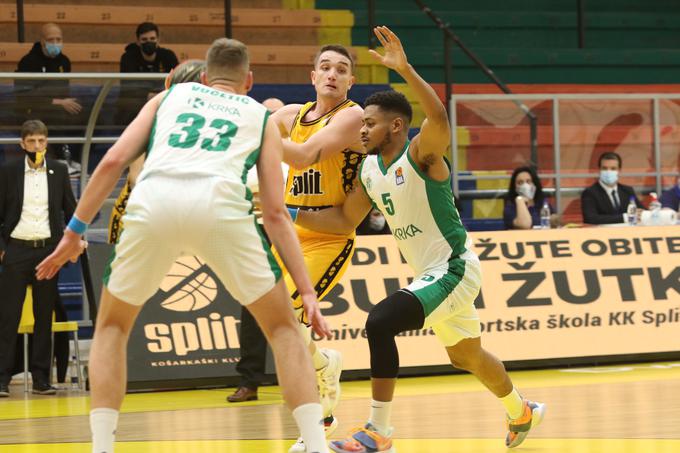 Roderick Camphor je tri sekunde pred koncem Krki zagotovil zmago v Splitu. | Foto: ABA liga, Split/Ivica Cavka