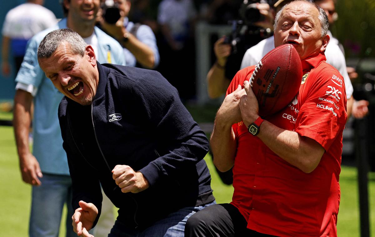 Frederic Vasseur Günther Steiner | Četrtek v Miamiju, ko na stadionu Hard Rock spoznavali ameriški nogomet. Takole sta se zabavala Günther Steiner in Fred Vasseur. | Foto Reuters