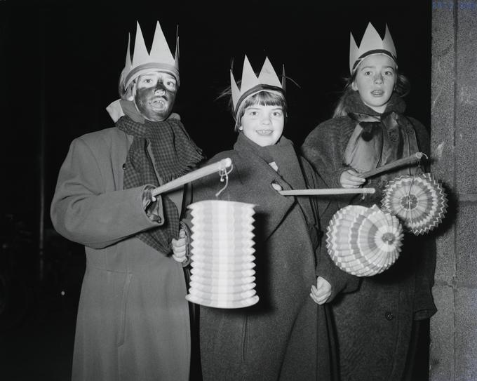 Otroci praznujejo prihod svetih treh kraljev. Eden izmed njih ima počrnjen obraz. Fotografija je nastala leta 1958 v Amsterdamu. | Foto: Wim van Rossem, Anefo, Wikimedia Commons