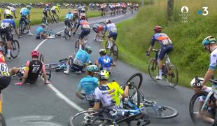 Množičen padec prekinil dirko po Dofineji, na tleh tudi Roglič in Evenepoel #video