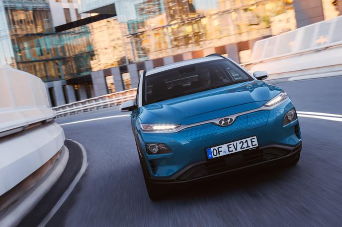 hyundai kona electric | Med tako imenovanimi "ljudskimi" znamkami pripravlja Hyundai s kono electric prvi popolnoma uporaben električni avtomobil. Je manj prostoren od nissana leafa, a ima že možnost večje baterije. Koliko se razlikuje od premium konkurence? | Foto Hyundai