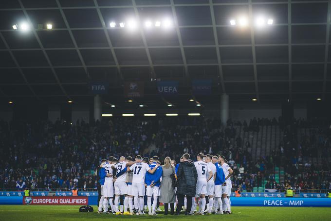 Skupinski pozdrav in zaključni nagovor na sredini igrišča sta postala že tradicija na tekmah izbrane vrste. | Foto: Grega Valančič/Sportida