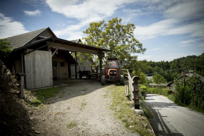 "Naenkrat lahko sedim samo na enem," na to, zakaj ima le en traktor, kmetom odgovarja Žiga. | Foto: Ana Kovač