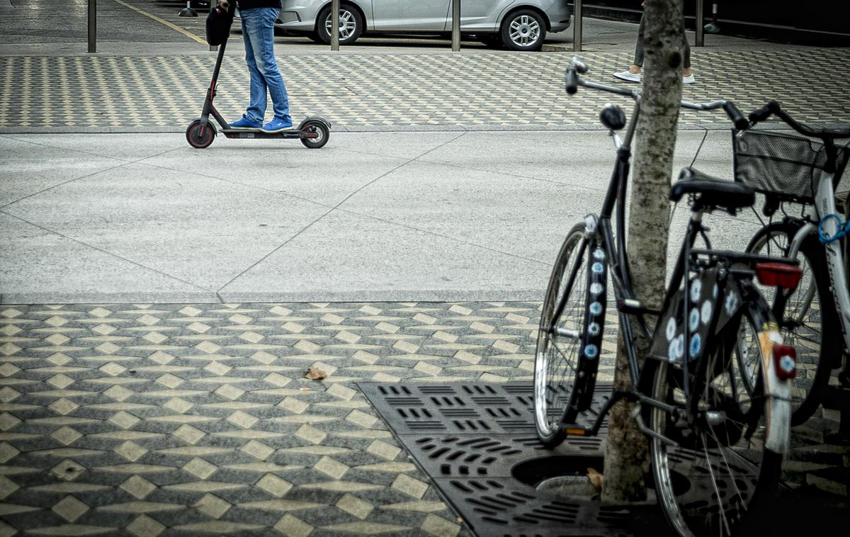 Skiro, električni skiro, skiroji | Policisti nadaljujejo zbiranje obvestil zaradi suma kaznivega dejanja in vodijo postopek o prekršku. O vseh ugotovitvah bodo obvestili pristojno državno tožilstvo, so še navedli na ljubljanski PU. | Foto Ana Kovač